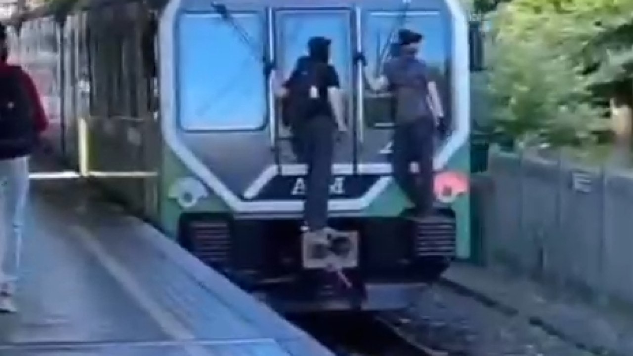 La follia dei ragazzini appesi a un treno della linea M2: la nuova moda del «train surfing»