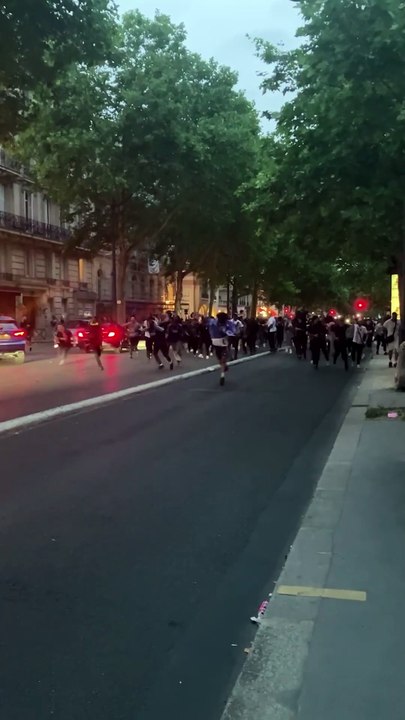 Dans les rues aux abords des Champs-Elysées