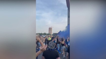 L'euforia dei tifosi dell'Inter a Milano prima della finale