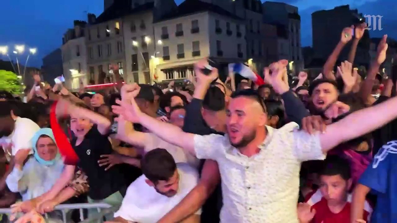 Ambiance folle et feux d'artifice à Saint-Denis après le troisième but du PSG