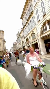 Après le décès de son père, la future mariée escortée par des inconnus à vélo jusqu'à la mairie de La Rochelle