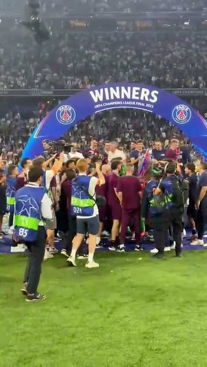 La remise du trophée de la Ligue des champions au PSG