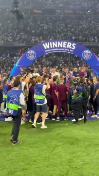 La remise du trophée de la Ligue des champions au PSG