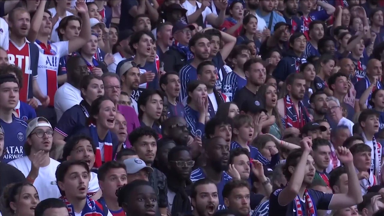 CELEBRATING PSG ULTRAS après avoir remporté le CHAMPIONSHIP CHAMPIONSHIP : PSG 5 - INTER 0