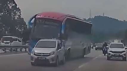 快巴追尾慢行Axia，事故发生在双溪毛糯天桥休息站🚍