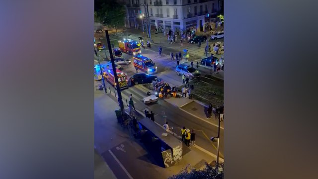 Araba, kutlama yapan taraftarların arasına daldı