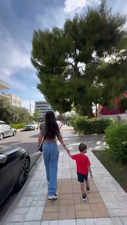Ελένη Φουρέιρα: Κάνει βόλτα στον ήλιο με τον μι...