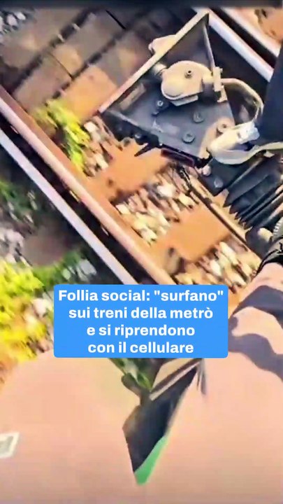 Follia social: "surfano" sui treni della metrò e si riprendono con il cellulare