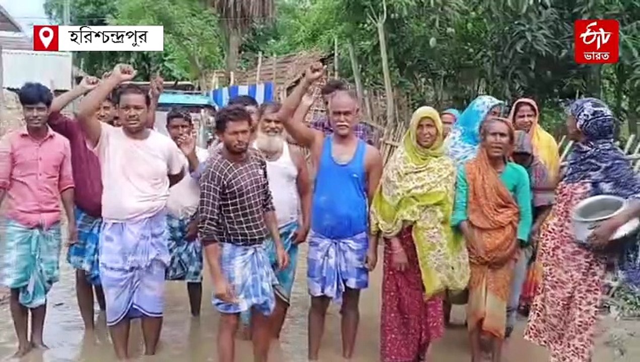 রাস্তাই যেন নর্দমা ! বারবার জানিয়েও ফল না-মেলায় জমা জলে জাল ফেলে বিক্ষোভ গ্রামবাসীদের