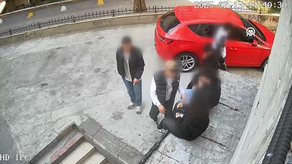 Kadıköy’de ellerinde bıçakla haraç isteyen çocuklar