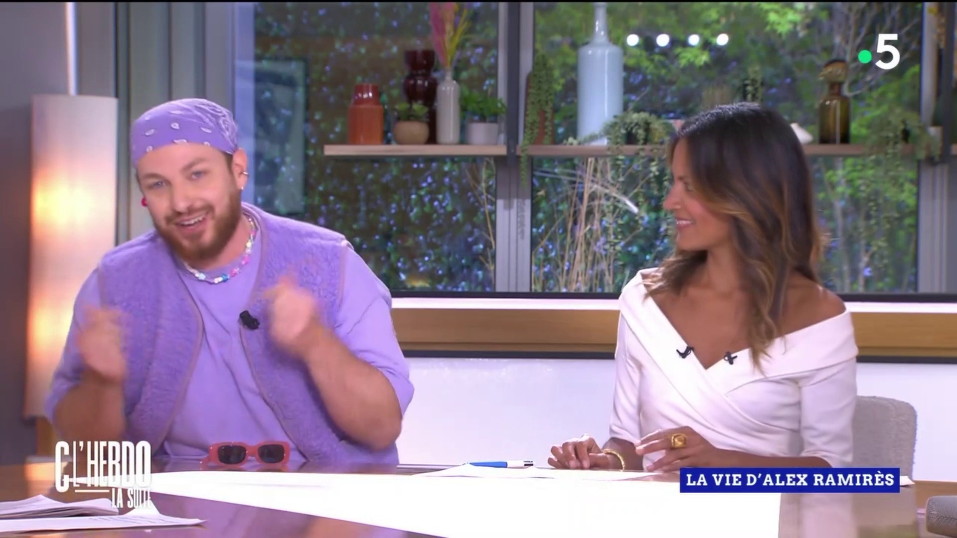 VOICI - "T'es en couple avec Pierre ou pas ?" : Héléna prise de court par la chronique d'Alex Ramirès dans C l'hebdo