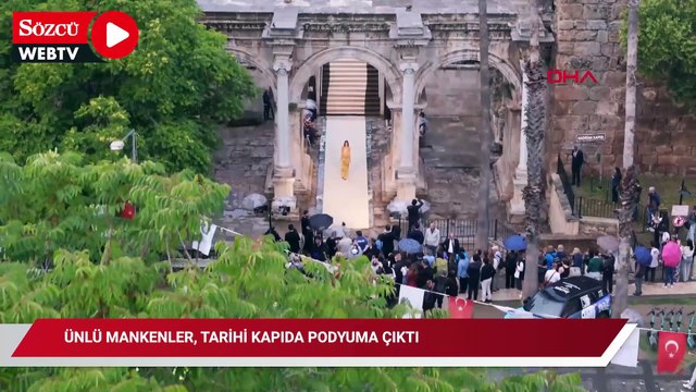 Ünlü mankenler, tarihi kapıda podyuma çıktı