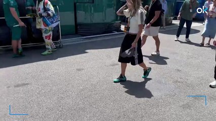Mapi León ya es igual que las estrellas del fútbol mundial: su paseillo por el paddock de Montmeló