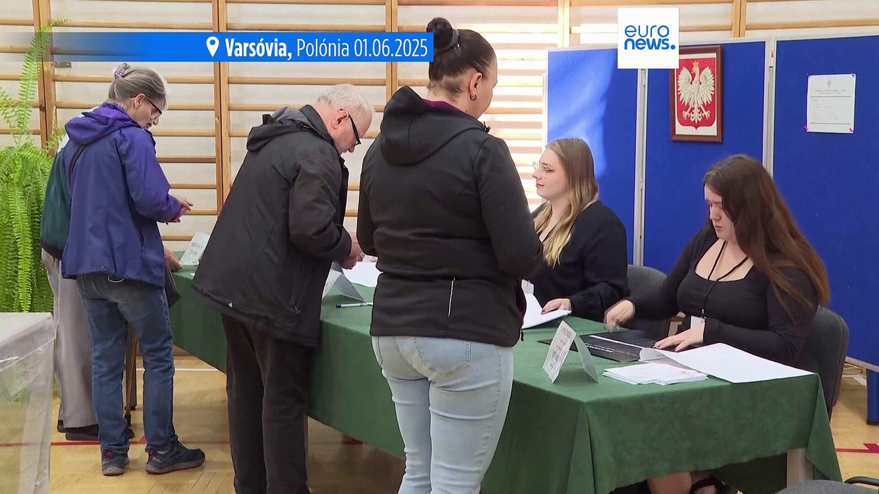 Eleitores polacos regressam às urnas para a dec...