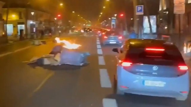 Auto in fiamme, guerriglie, 320 arresti: caos a Parigi, il video