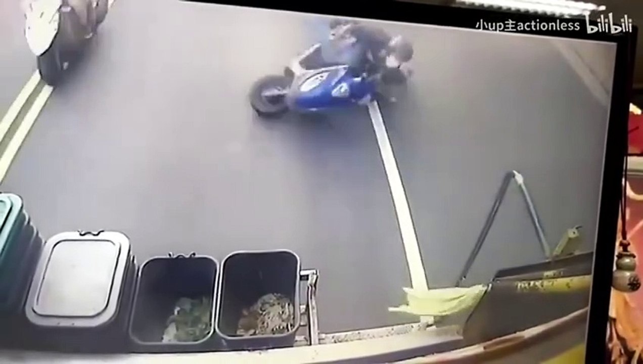 😂 Garbage Mishap: Biker Tries to Toss Trash—Fails Hilariously! 🗑️🏍️