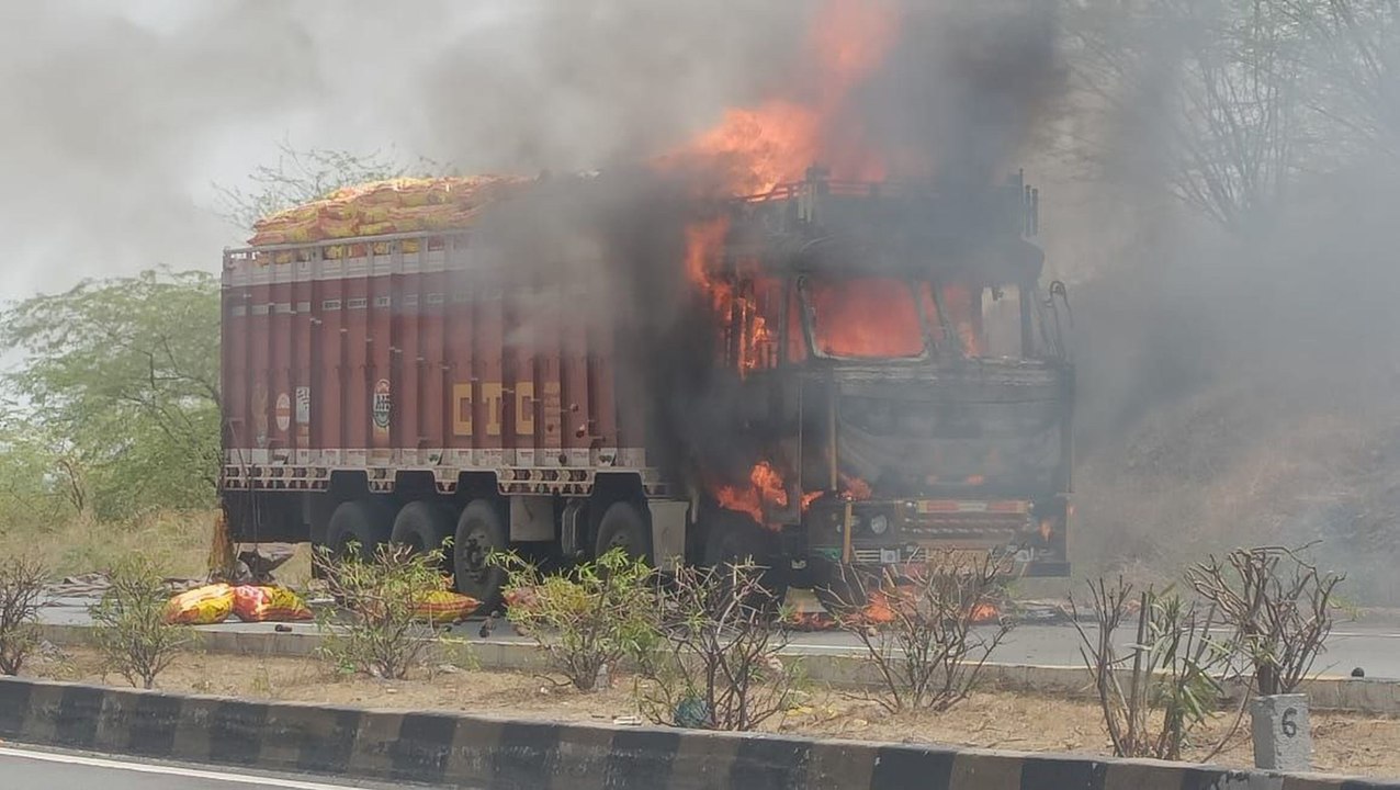 नारियल से भरे ट्रक में लगी आग, दमकल से पाया काबू