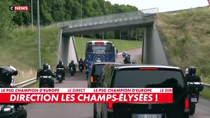 Le bus du Paris Saint-Germain se dirige en direction des Champs-Elyséeses