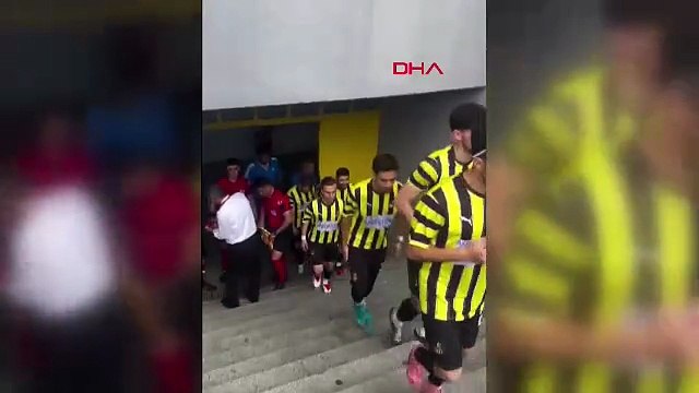 Kaç sonu saha karıştı! Taraftarlar futbolculara saldırdı