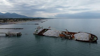 La Guang Rong incagliata a Marina di Massa e ancora piena di sassi: «Resterà per l’estate, nessuna disdetta e tanti curiosi»