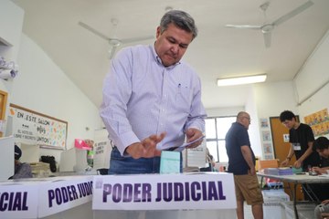 Octavio Almada acude a votar en las Elecciones del Poder Judicial