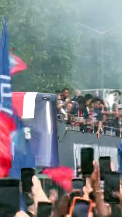 Victoire en Ligue des champions : le PSG acclamé sur les Champs-Elysées