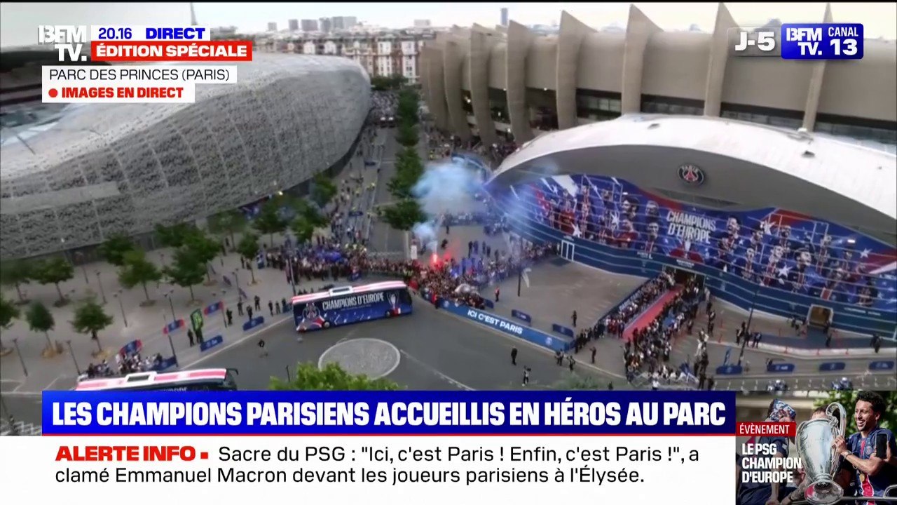 Les joueurs du PSG sont arrivés au Parc des Princes et sont accueillis en héros par les supporters