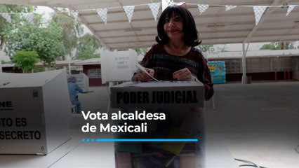 Acude la alcaldesa de Mexicali, Norma Bustamante a votar en las elecciones del poder judicial