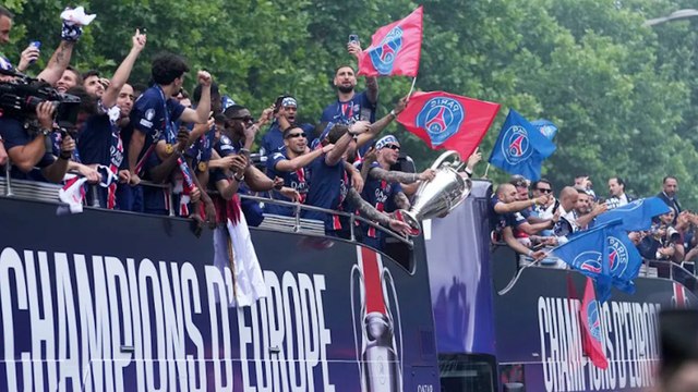 Decenas de miles de personas reciben al PSG en los Campos Elíseos de París