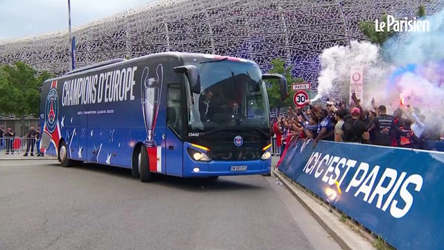 Les joueurs du PSG arrivent au Parc des Princes pour célébrer avec le trophée