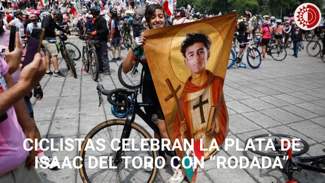 Cientos de ciclistas celebran el segundo lugar de Isaac del Toro en el Ángel de la Independencia