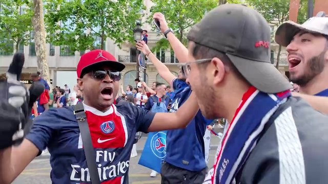 Au bord des larmes, les supporters du PSG célèbrent leurs héros sur les Champs-Élysées