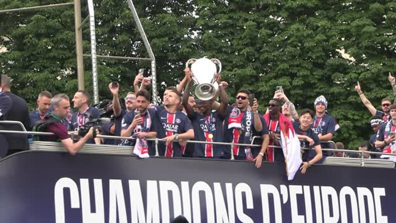 PSG - La parade devant près de 100 000 supporters sur les Champs-Élysées !