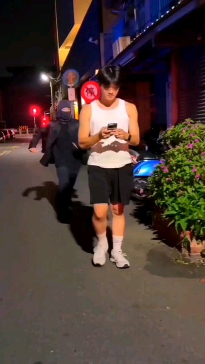 #chase #thief #robber #burglar #run #hide #invisible #sn2sg #sunnight #sunnightmusic #shadow #sunnightpop #surprise #sunnightblues #letmechaseyou #ninja #ninjawarrior #cannes2025 #lifehack #camouflage #disguise #cosplay #skills #mask #dark #darkhumour