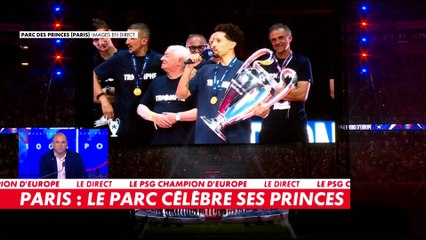 Marquinhos et le président du PSG Nasser Al-Khelaïfi apportent la coupe aux grandes oreilles