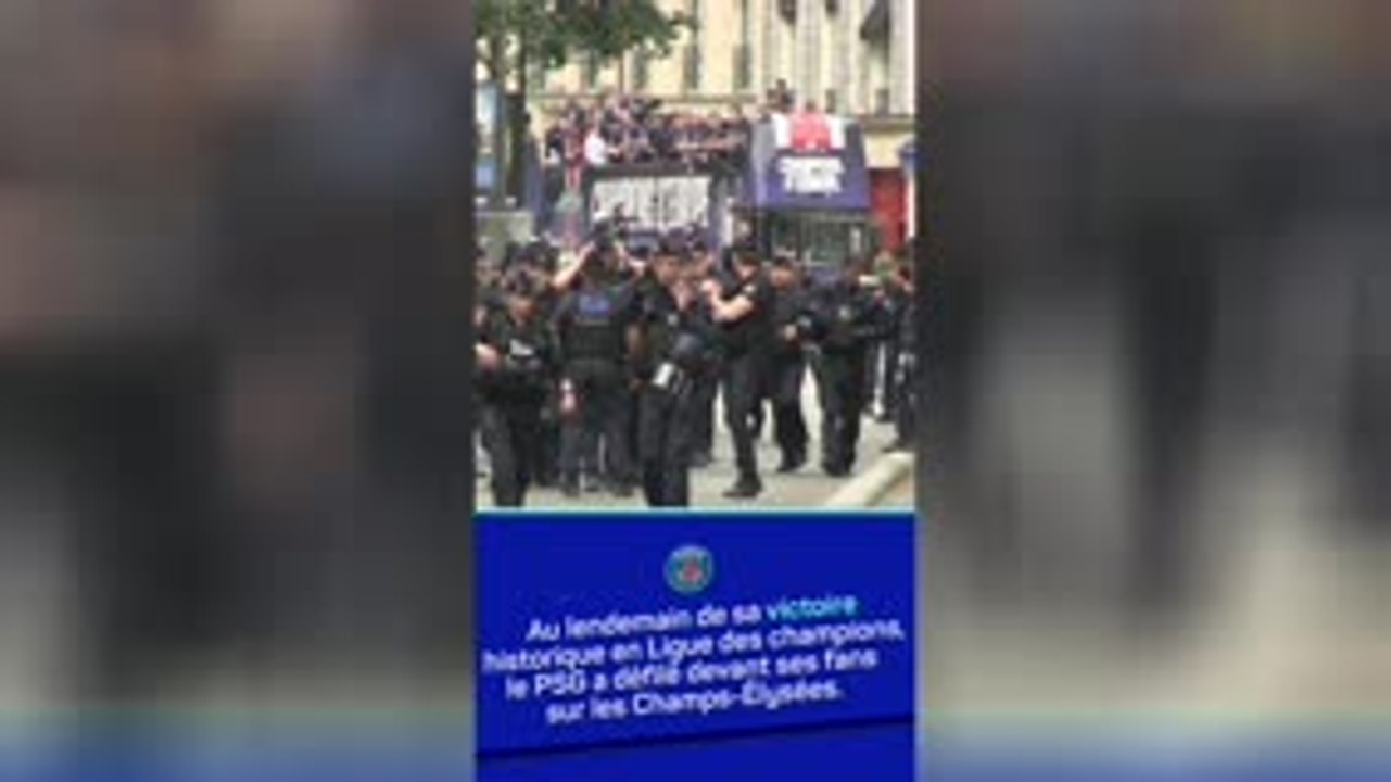 PSG - La parade devant près de 100 000 supporters sur les Champs-Élysées !