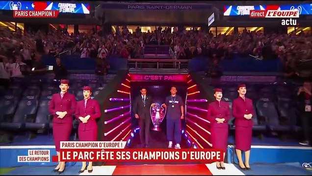 Nasser al-Khelaïfi et Marquinhos portent le trophée dans un Parc des Princes bouillant - Foot - Ligue des champions - PSG