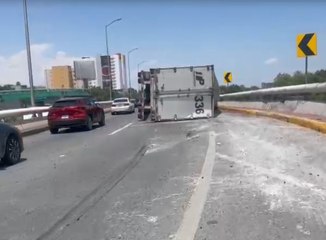 Volcadura de tráiler de cerveza en Guadalupe detiene el tráfico pero no hubo rapiña