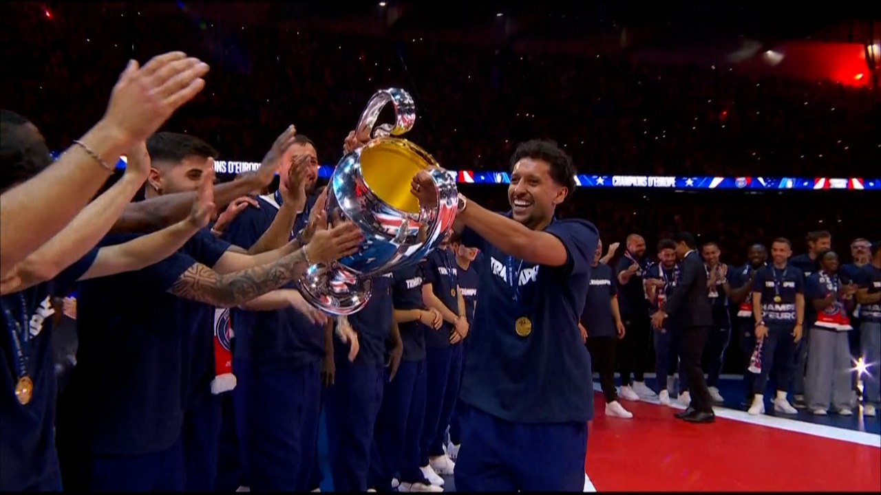 Le PSG présente le trophée de la Ligue des champions dans un Parc des Princes en fusion