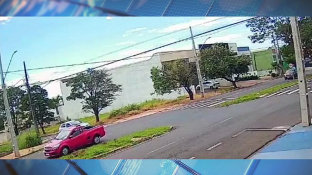 Imagens mostram capotamento em cruzamento de Maringá - três veículos se envolveram