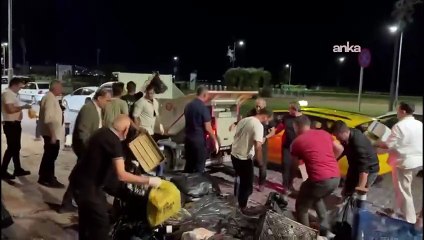 İşçilerin grev yaptığı İzmir'de Belediye Başkanı Tugay, çöpleri topladı