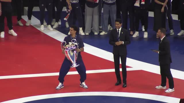 PSG - Le Parc scande "Champion d'Europe", Marquinhos danse avec le trophée