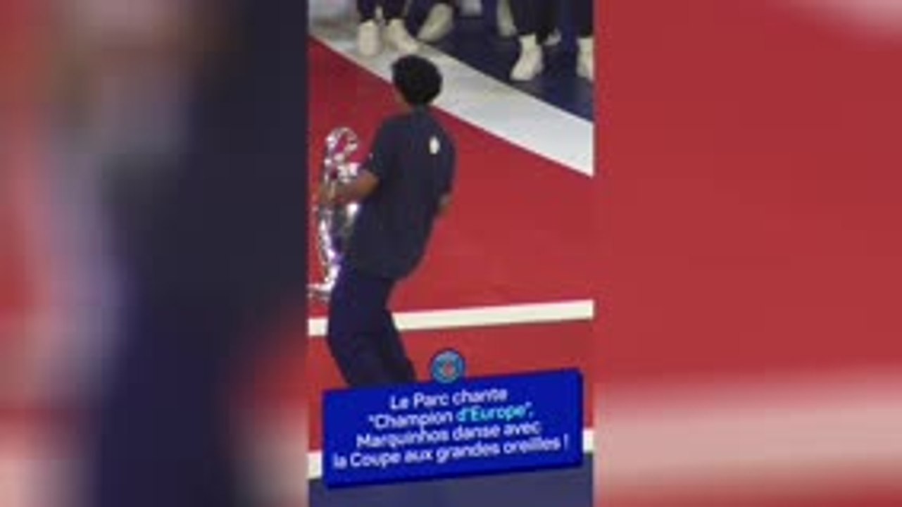 PSG - Le Parc chante "Champion d'Europe", Marquinhos danse avec le trophée