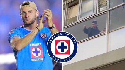 Santi Giménez se hace presente en CU para apoyar a Cruz Azul en final de Concachampions