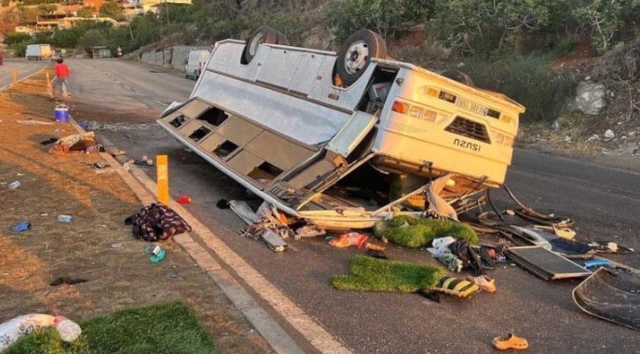 Tarım işçilerini taşıyan servis midibüsü kaza yaptı:25 yaralı