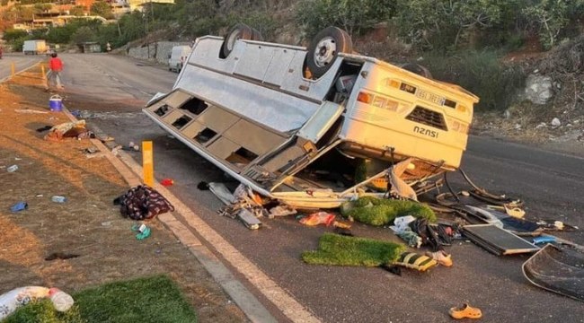 Tarım işçilerini taşıyan servis midibüsü kaza yaptı:25 yaralı