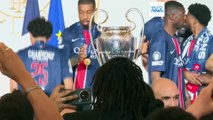 Macron recibe al PSG para celebrar su histórica victoria en la Champions y critica los disturbios