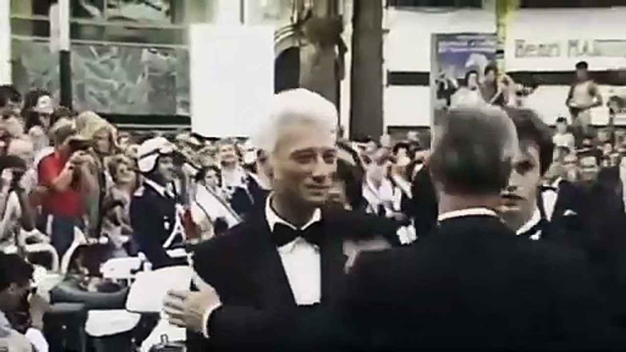 Johnny Hallyday – Montée des Marches à Cannes (19 Mai 1986 – Images Canal+)