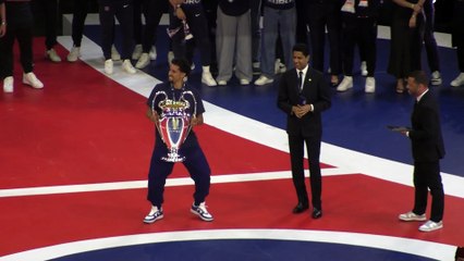 Le Parc scande "Champion d'Europe", Marquinhos danse avec le trophée