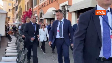 "Ciao Alex", la premier Meloni saluta il Direttore di Vista al suo arrivo alla parata del 2 Giugno